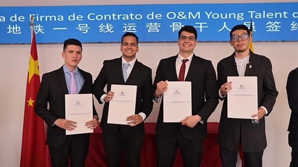 當(dāng)?shù)貢r(shí)間9月13日，40名哥倫比亞青年與中企承建運(yùn)營(yíng)的波哥大地鐵一號(hào)線項(xiàng)目簽約，不久將前往中國(guó)進(jìn)行為期15個(gè)月的專業(yè)地鐵知識(shí)培訓(xùn)。圖為部分學(xué)員在簽約儀式上展示所簽的協(xié)議。 波哥大地鐵一號(hào)線項(xiàng)目供圖