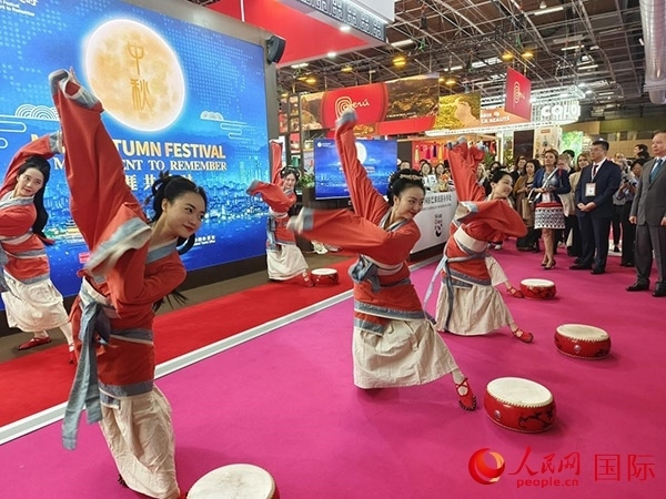 “你好！中國”展臺開幕式上的中國傳統(tǒng)舞蹈表演。人民網(wǎng)記者 尚凱元攝