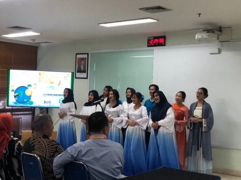 阿拉扎大學(xué)中文系學(xué)生演唱中文歌曲?；顒?dòng)主辦方供圖