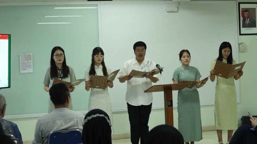 阿拉扎大學(xué)孔子學(xué)院志愿者教師表演詩朗誦?；顒?dòng)主辦方供圖