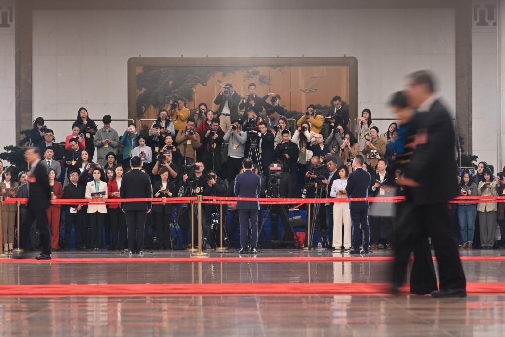 2024年3月10日，全國(guó)政協(xié)十四屆二次會(huì)議第三場(chǎng)“委員通道”集體采訪活動(dòng)在北京人民大會(huì)堂舉行。新華社記者 宋為偉 攝