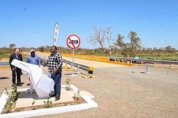 莫桑比克總統(tǒng)菲利佩·雅辛托·紐西（右）出席大橋通車儀式。中國(guó)電建供圖