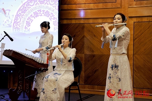 來(lái)自景德鎮(zhèn)的陶瓷音樂(lè)會(huì)在中秋佳節(jié)給英國(guó)倫敦的觀眾帶來(lái)了別樣的文化體驗(yàn)。人民網(wǎng)記者 邢雪攝