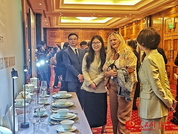 英國(guó)觀眾參觀“景德鎮(zhèn)制”區(qū)域品牌新品。人民網(wǎng)記者 邢雪攝