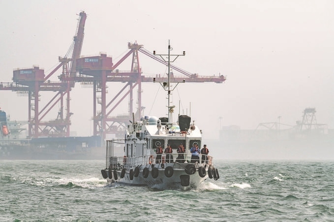 ?7月5日，秦皇島出入境邊防檢查站聯(lián)合秦皇島市公安局水陸巡特警支隊(duì)開(kāi)展海上聯(lián)合巡航。陳凈萱攝