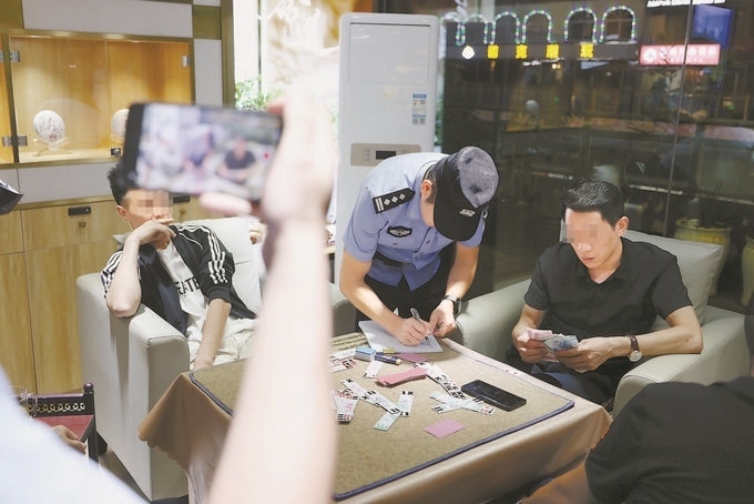 9月7日，云南省昆明市公安機(jī)關(guān)對(duì)棋牌室開(kāi)展檢查。