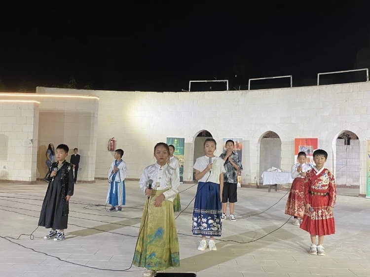 東方藝術(shù)文化館小朋友的詩朗誦表演。開羅中國文化中心供圖
