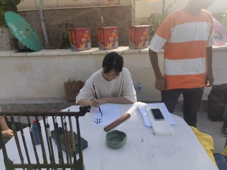 開羅文化中心漢語教師表演中國書法。開羅中國文化中心供圖