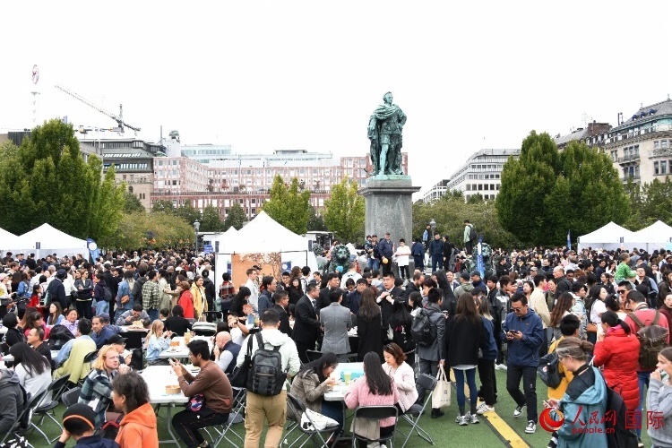 “天涯共此時(shí)——中秋游園會”在斯德哥爾摩國王花園舉辦。人民網(wǎng)記者 殷淼攝