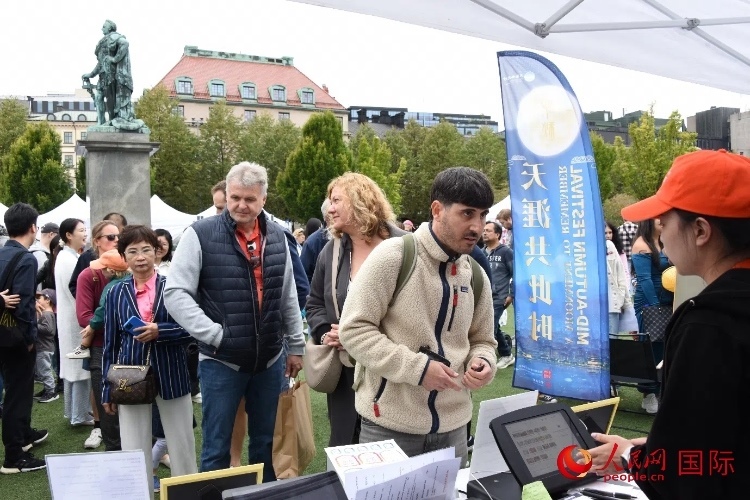 排隊(duì)等候品嘗中國美食的游客。人民網(wǎng)記者 殷淼攝