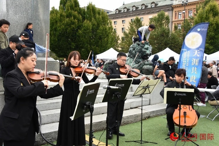 上海愛樂樂團(tuán)“快閃”活動一瞥。人民網(wǎng)記者 殷淼攝