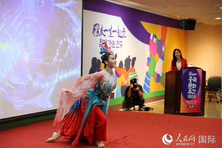 中國演員在中國文化周開幕式上表演舞蹈。人民網(wǎng)記者 莽九晨攝