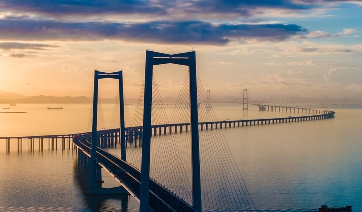 2024年6月27日，沐浴在晨曦中的深中通道（無人機(jī)照片）。新華社記者毛思倩 攝