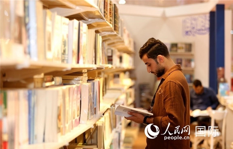 一位民眾在讀書。人民網(wǎng)中東中心分社奧馬爾·哈利勒攝