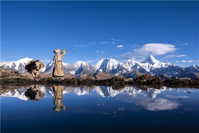 貢嘎山下的放牧人。林革文攝