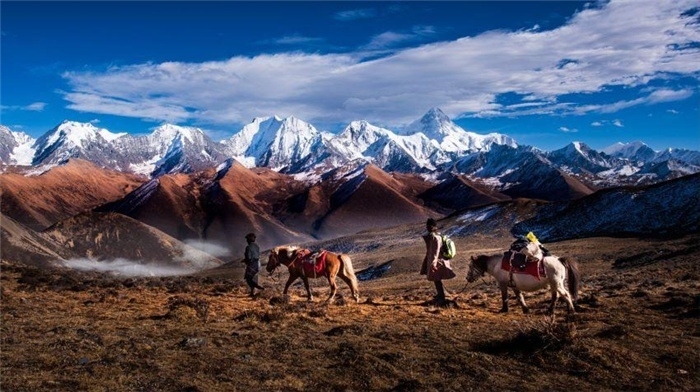 “守護(hù)貢嘎”是當(dāng)?shù)卮迕駱闼氐男拍詈妥园l(fā)的行動(dòng)。圖為貢嘎山“馬背巡護(hù)隊(duì)”開(kāi)展日常巡護(hù)工作 林革文攝