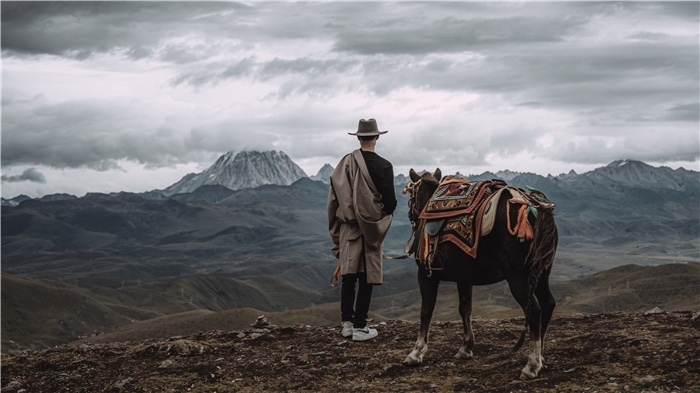 在康定八郎生都星空營(yíng)地，村里的青年丹真德勒牽馬注視世代生活的家園。八郎村提供