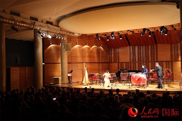 中國(guó)歌劇舞劇院的音樂(lè)家表演京劇曲牌《夜深沉》。人民網(wǎng)記者 禹麗敏攝