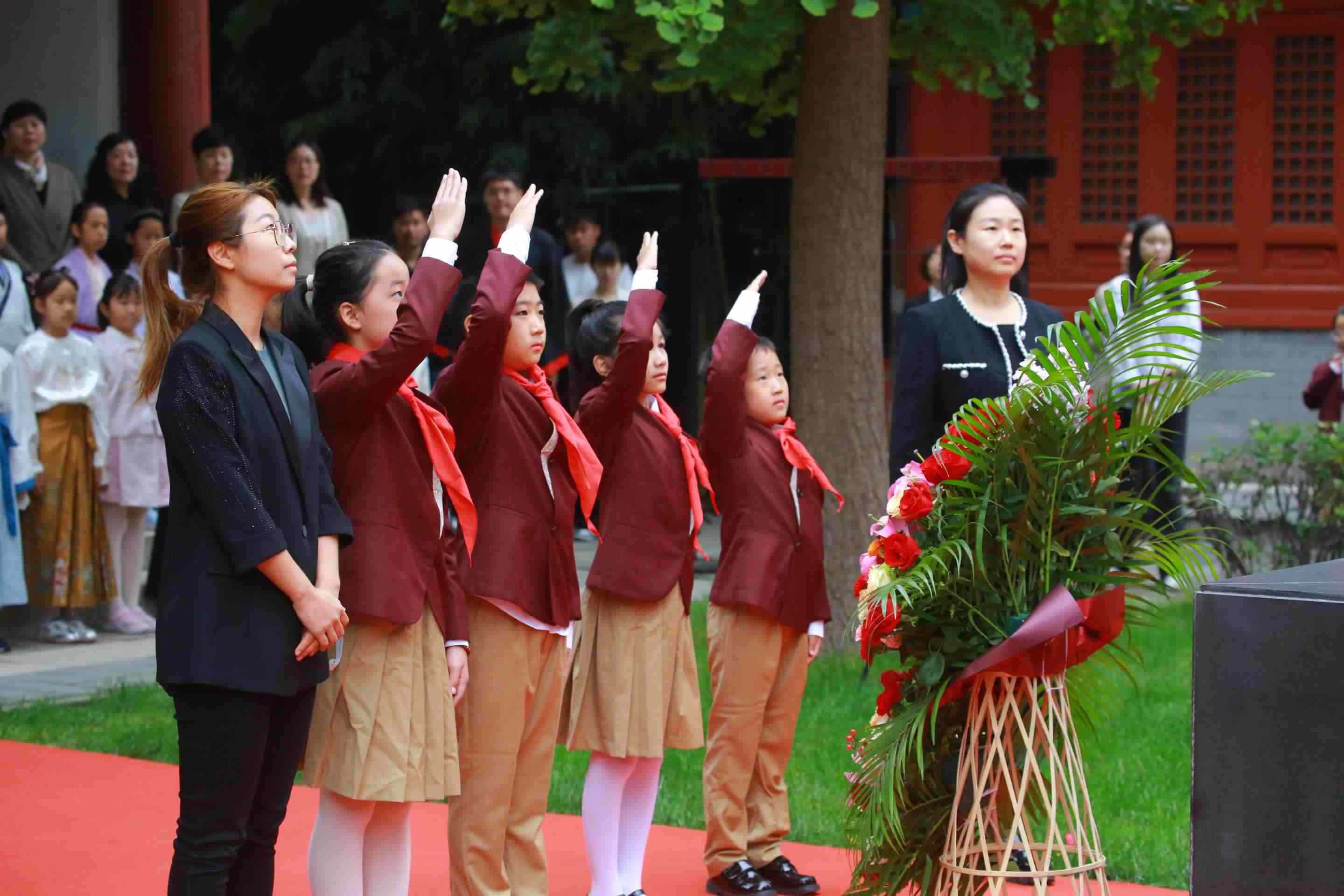 少先隊員敬獻花籃。校方供圖