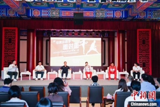 吳愉、王德新、沈學軍、江海東、朱曉蕾與在座同學們分享個人的體育故事與成長感悟。上海市港澳辦供圖