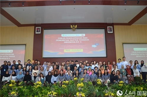 與會(huì)嘉賓與阿拉扎大學(xué)師生合影。人民網(wǎng)記者 李培松攝