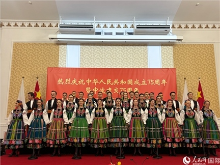 波蘭馬佐夫舍歌舞團(tuán)現(xiàn)場(chǎng)演出。人民網(wǎng)記者 禹麗敏攝