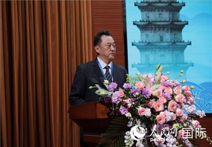 北京語(yǔ)言大學(xué)黨委書(shū)記倪海東在“走進(jìn)中華文明——海絲印記 世遺泉州”主題人文交流活動(dòng)中致辭。人民網(wǎng) 王婧攝