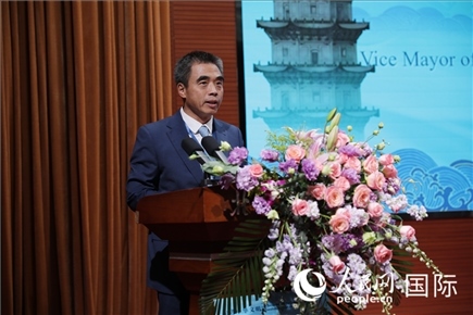 泉州市人民政府副市長(zhǎng)姚飛在“走進(jìn)中華文明——海絲印記 世遺泉州”主題人文交流活動(dòng)中致辭。人民網(wǎng) 王婧攝