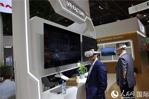 外國觀眾在通過VR參觀中國風電企業(yè)智慧工廠。人民網記者 劉仲華攝
