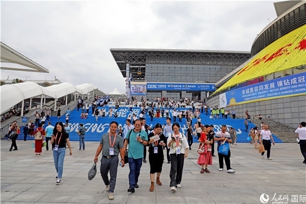 第二十一屆東博會展館外，參觀者步行離場。人民網(wǎng)記者趙益普攝