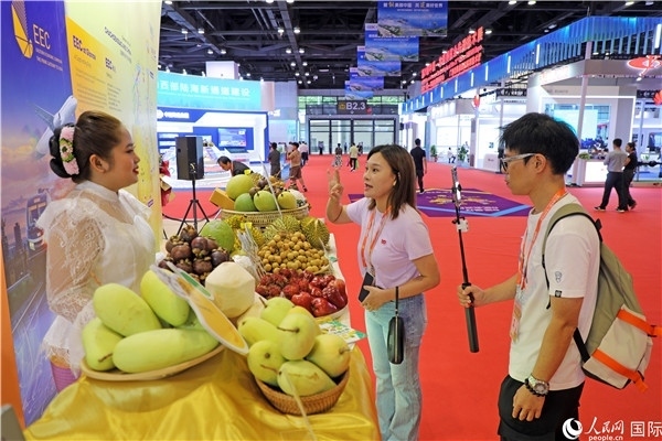 在東博會泰國展區(qū)，參觀者在向泰方工作人員了解泰國水果情況。人民網(wǎng)記者趙益普攝