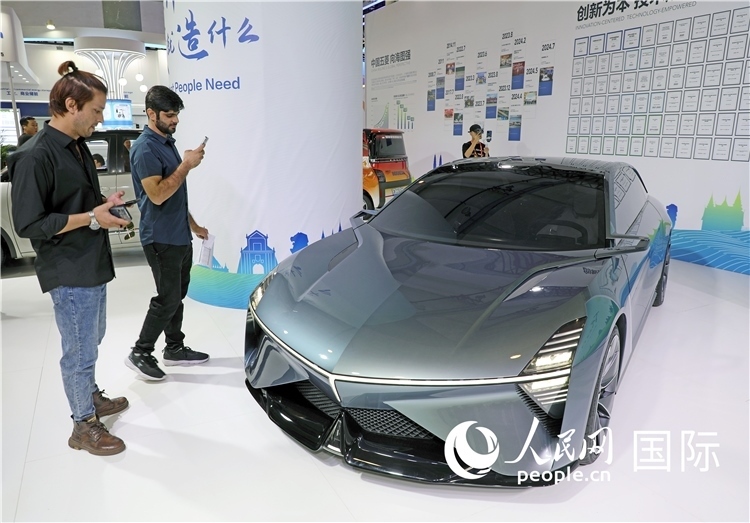 東博會(huì)上，上汽通用五菱展出的一款名為“東盟之光”的新能源概念車(chē)吸引參觀者駐足。人民網(wǎng)記者趙益普攝