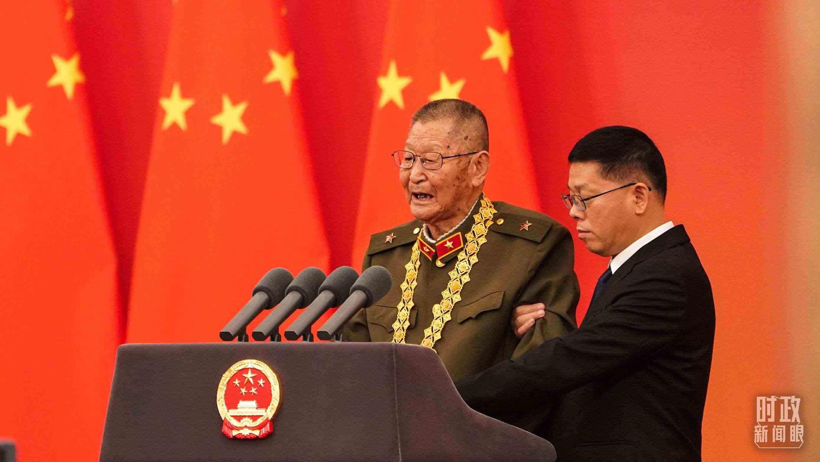 “共和國(guó)勛章”獲得者黃宗德在頒授儀式上發(fā)言。（總臺(tái)記者李晉拍攝）