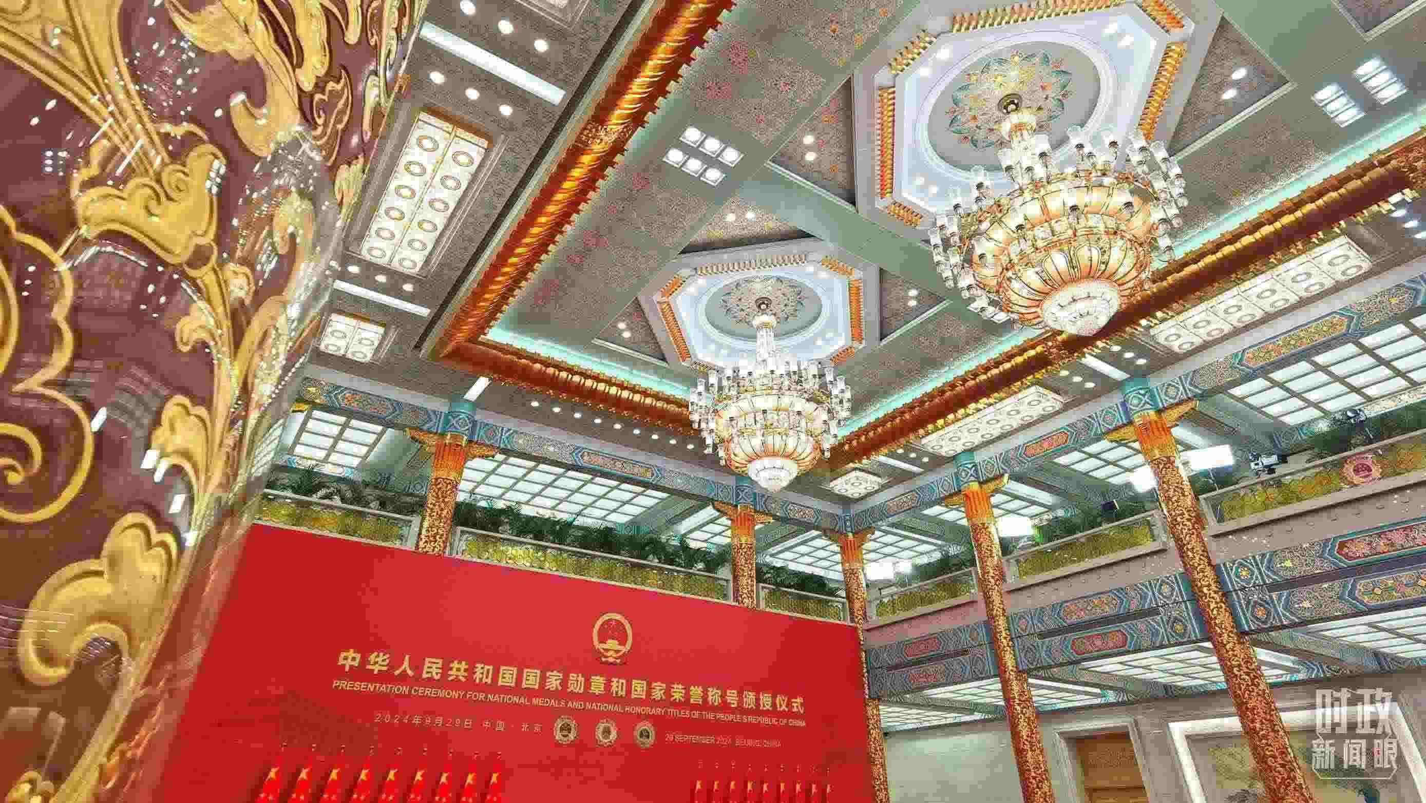 人民大會(huì)堂金色大廳燈光璀璨。（總臺(tái)央視記者郭鴻拍攝）