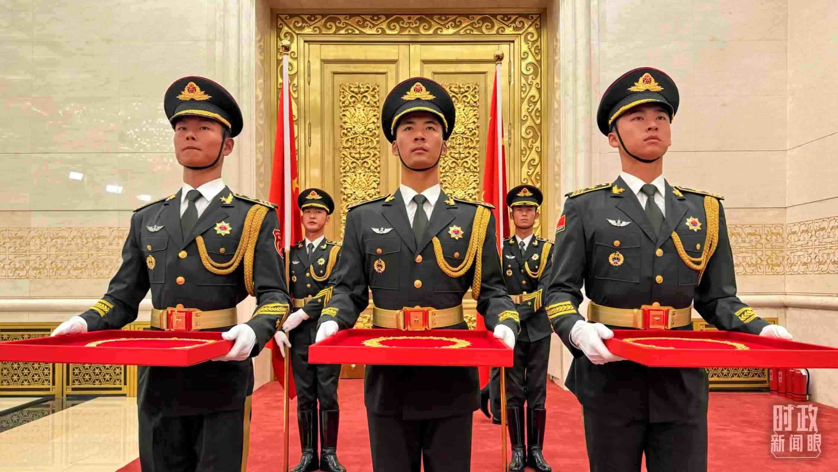 禮兵手捧共和國(guó)勛章、友誼勛章和國(guó)家榮譽(yù)稱號(hào)獎(jiǎng)?wù)隆＃偱_(tái)央視記者李增仁拍攝）