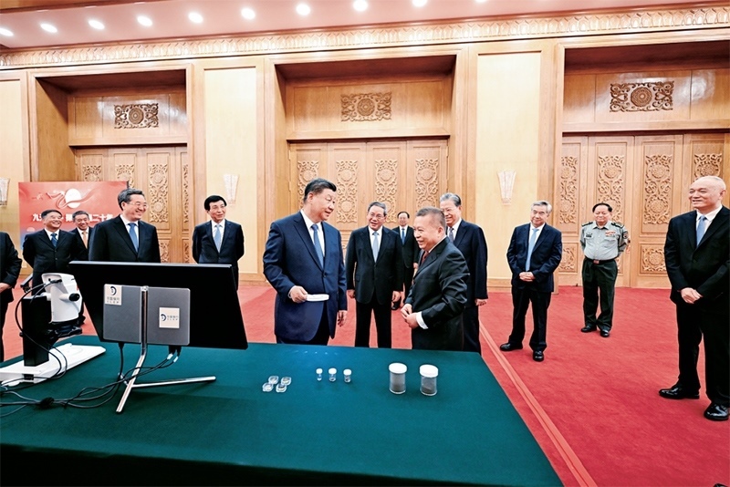 2024年9月23日，黨和國家領(lǐng)導(dǎo)人習(xí)近平、李強、趙樂際、王滬寧、蔡奇、丁薛祥、李希等在人民大會堂接見探月工程嫦娥六號任務(wù)參研參試人員代表并參觀月球樣品和探月工程成果展覽。這是習(xí)近平等參觀月球樣品和探月工程成果展覽。 新華社記者 謝環(huán)馳/攝