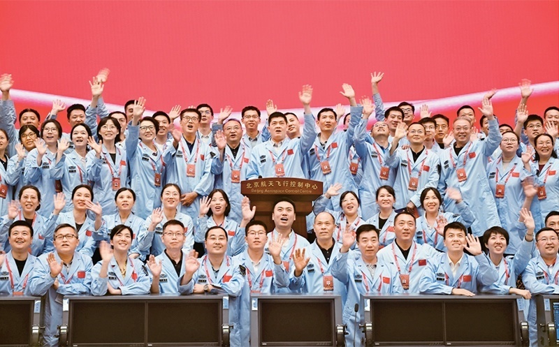 嫦娥六號(hào)完成了人類歷史上首次月球背面采樣，突破了多項(xiàng)關(guān)鍵技術(shù)，是我國(guó)建設(shè)航天強(qiáng)國(guó)、科技強(qiáng)國(guó)取得的又一標(biāo)志性成果，是我國(guó)探月工程的重要里程碑。圖為2024年6月25日，嫦娥六號(hào)任務(wù)圓滿成功后，工作人員在北京航天飛行控制中心合影。 新華社記者 金良快/攝