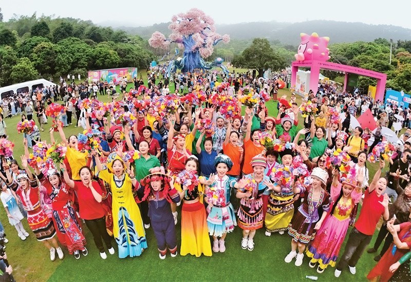 自2014年起，廣西持續(xù)舉辦“廣西三月三·八桂嘉年華”活動(dòng)，各地民族民俗活動(dòng)次第登臺(tái)，精彩紛呈，這個(gè)傳統(tǒng)民族節(jié)慶已演變?yōu)楦髯迦嗣窆蚕砉矘返墓?jié)日盛會(huì)和知名文化旅游品牌。圖為2024年4月11日在南寧市拍攝的活動(dòng)主會(huì)場(chǎng)。 新華社記者 周華/攝