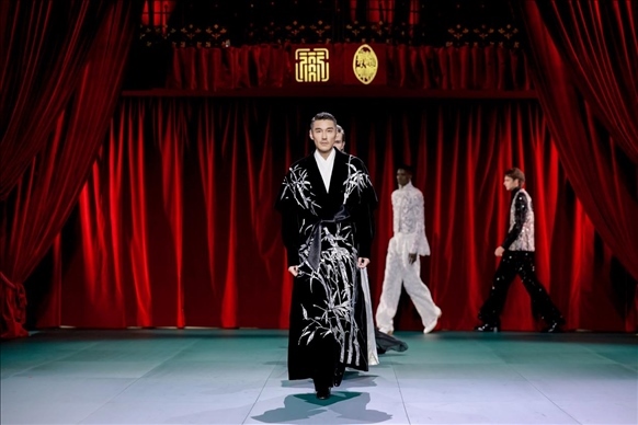 9月28日，模特在法國巴黎舉行的“2024巴黎·恭王府服飾秀”上展示服裝（主辦方供圖）