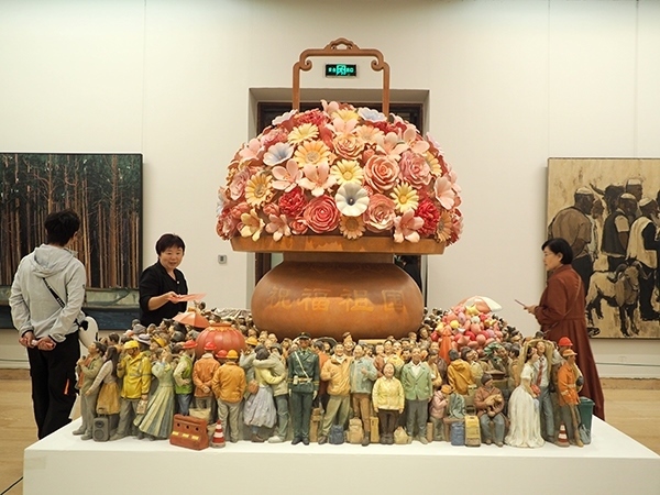 2024年9月28日，觀眾在中國(guó)美術(shù)館參觀“慶祝中華人民共和國(guó)成立75周年——第十四屆全國(guó)美術(shù)作品展覽進(jìn)京作品展”。杜建坡攝。來源：人民圖片網(wǎng)