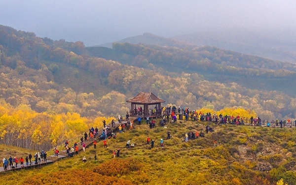 2024年9月27日，內(nèi)蒙古自治區(qū)赤峰市克什克騰旗烏蘭布統(tǒng)景區(qū)層林盡染，游人如織，風(fēng)光如畫。來源：人民圖片網(wǎng)