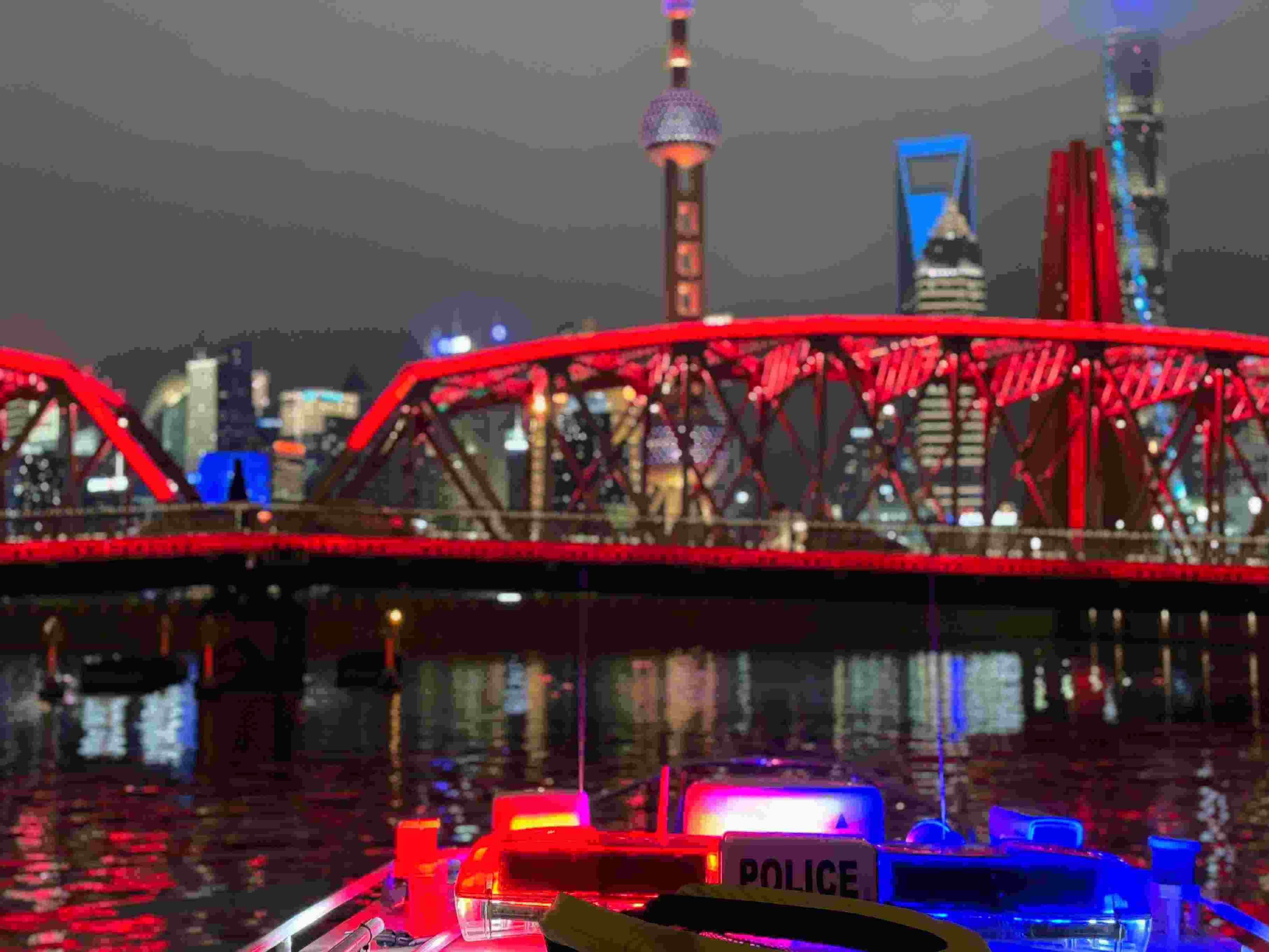 公安艇夜間巡邏。人民網(wǎng)記者 郝萍攝