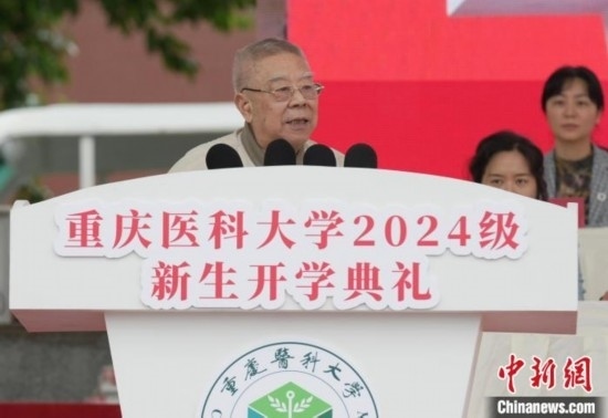 圖為陳宏礎(chǔ)教授為新生帶來“開學(xué)第一課”。中新網(wǎng)記者 周毅 攝