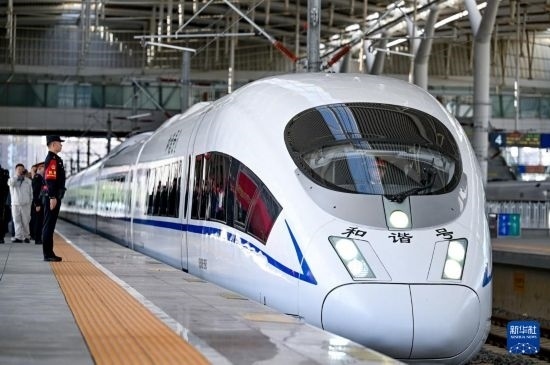 10月1日，由銀川開(kāi)往惠農(nóng)的C8218次列車(chē)從銀川站駛出。