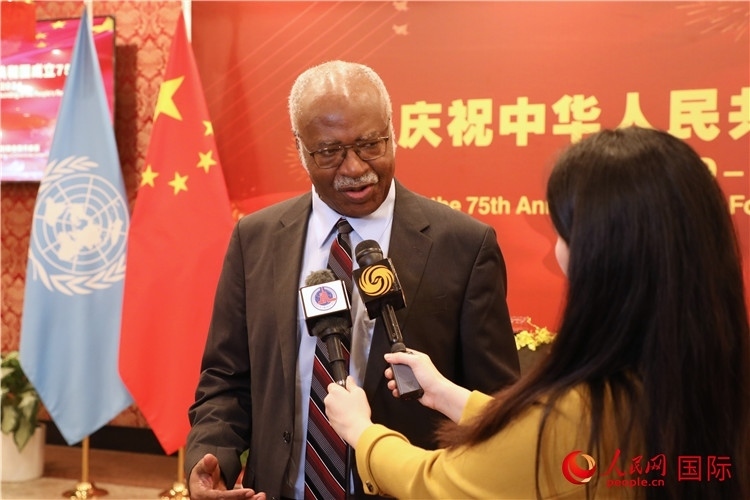 聯(lián)大主席菲勒蒙在招待會現(xiàn)場接受媒體采訪，他向中國政府和人民致以節(jié)日祝賀，表示中國的發(fā)展成就令人驚嘆。人民網(wǎng)記者 李志偉攝