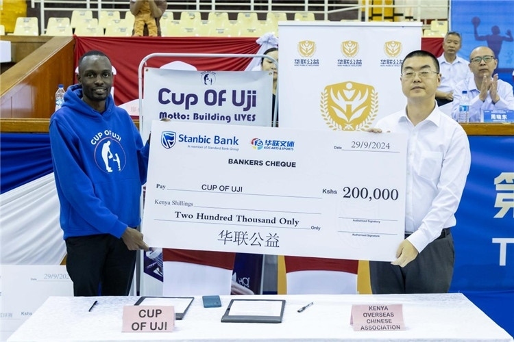 “華聯(lián)公益”與當(dāng)?shù)貙W(xué)校供餐公益組織簽訂長(zhǎng)期愛(ài)心捐助備忘錄。主辦方供圖