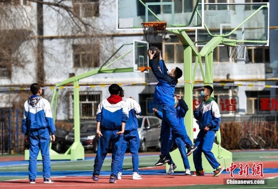 資料圖：初中生在課間休息時(shí)打籃球。中新社記者 劉新 攝