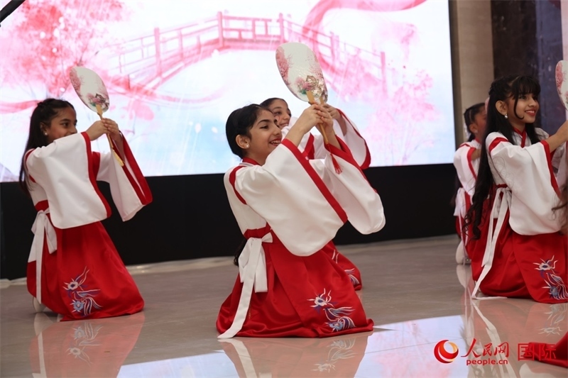 富查伊拉當?shù)貙W(xué)校學(xué)生表演節(jié)目。人民網(wǎng)記者任皓宇攝