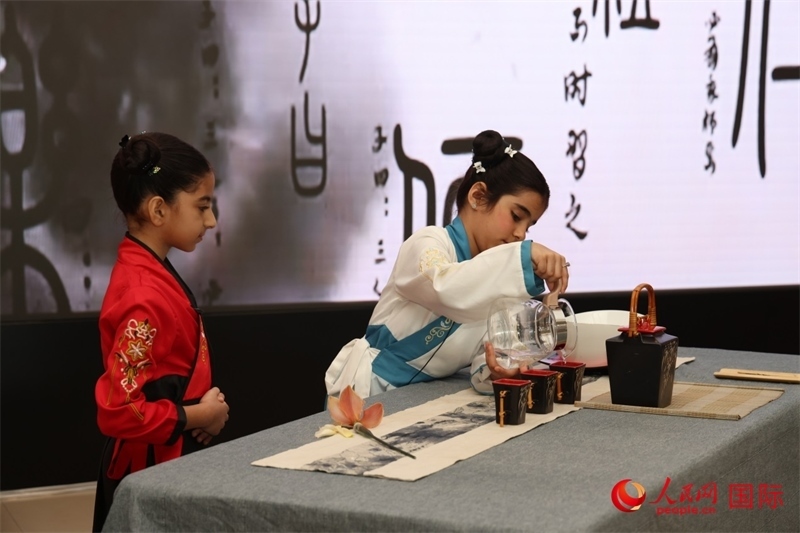 富查伊拉當?shù)貙W(xué)校學(xué)生表演茶藝。人民網(wǎng)記者任皓宇攝