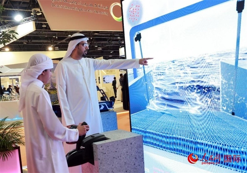 一名兒童在模擬操作船舶，撿拾海洋垃圾。人民網(wǎng)記者管克江攝